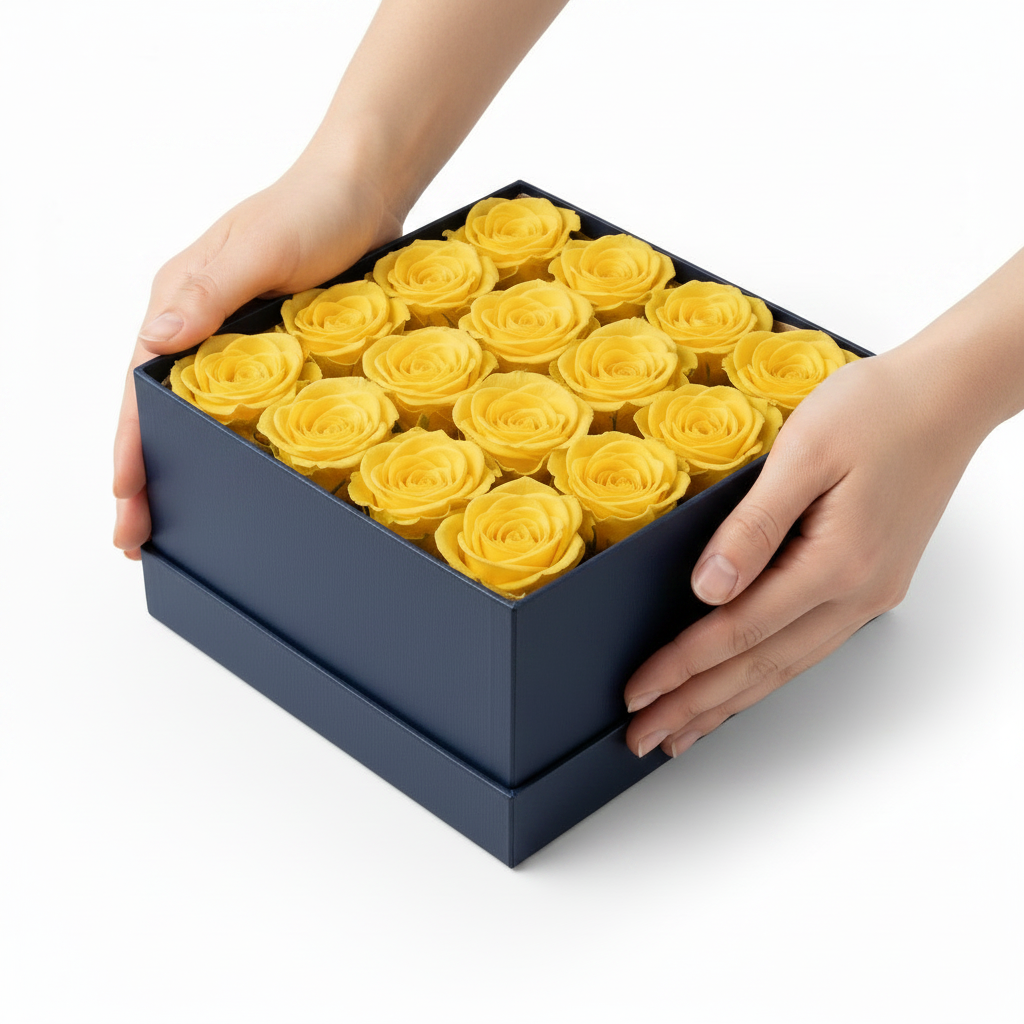 Caja de rosas amarillas en mano